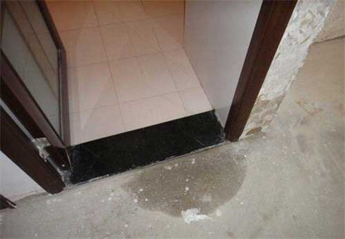 卫生间墙角漏水